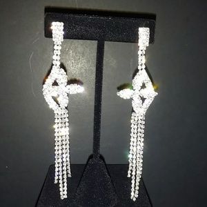 TOI COLLECTION DANGLING EARRINGS